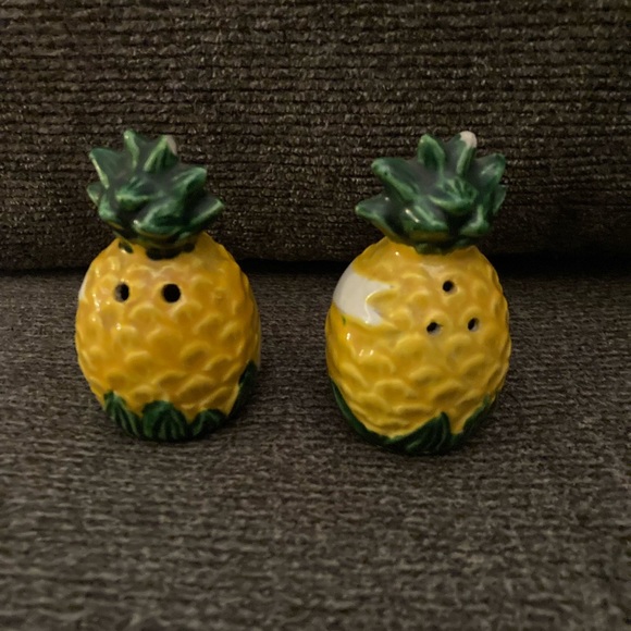 Aloha & Hawaii vintage Hand Painted Salt and Pepper Shakers - Picture 4 of 6